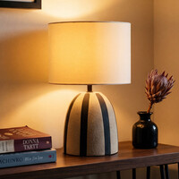 Bordslampa Miora i randig keramik med tygskärm i beige