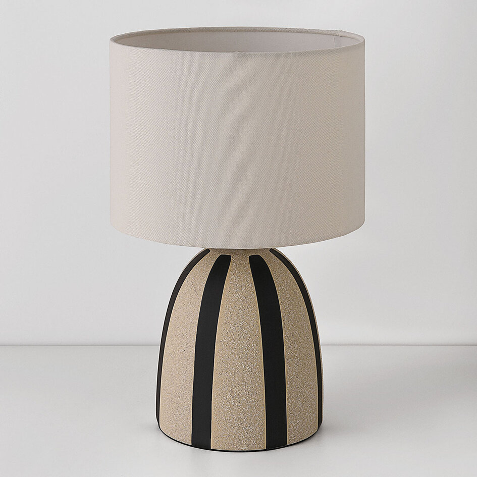 Bordslampa Miora i randig keramik med tygskärm i beige
