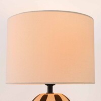 Bordslampa Miora i randig keramik med tygskärm i beige