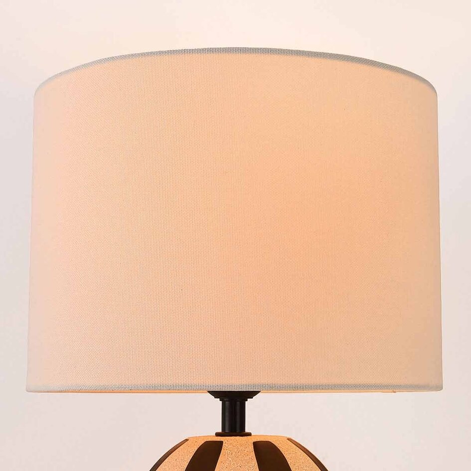 Bordslampa Miora i randig keramik med tygskärm i beige