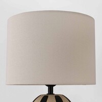 Bordslampa Miora i randig keramik med tygskärm i beige