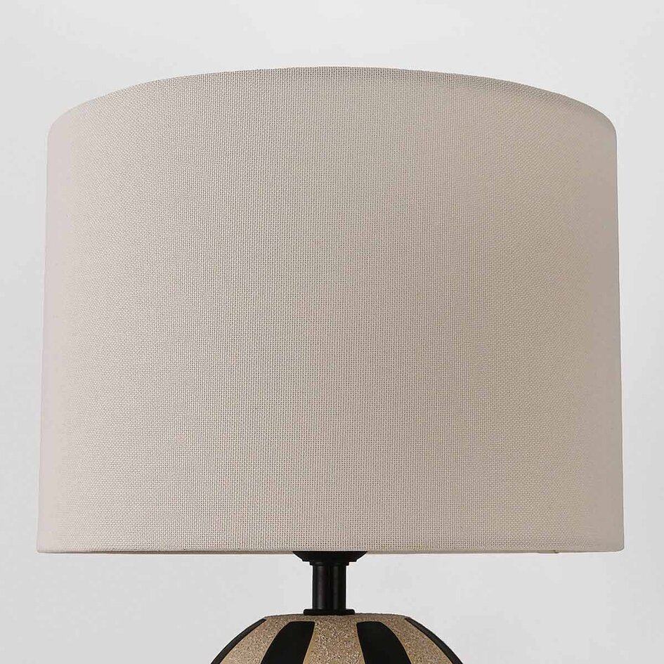 Bordslampa Miora i randig keramik med tygskärm i beige