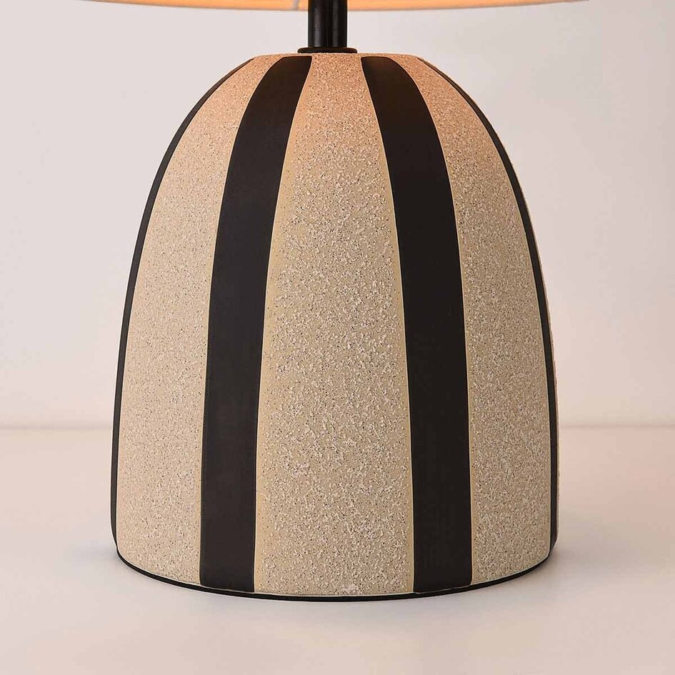 Bordslampa Miora i randig keramik med tygskärm i beige