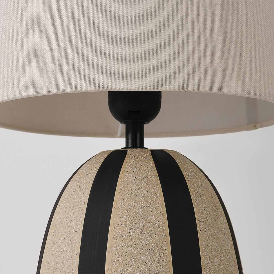 Bordslampa Miora i randig keramik med tygskärm i beige