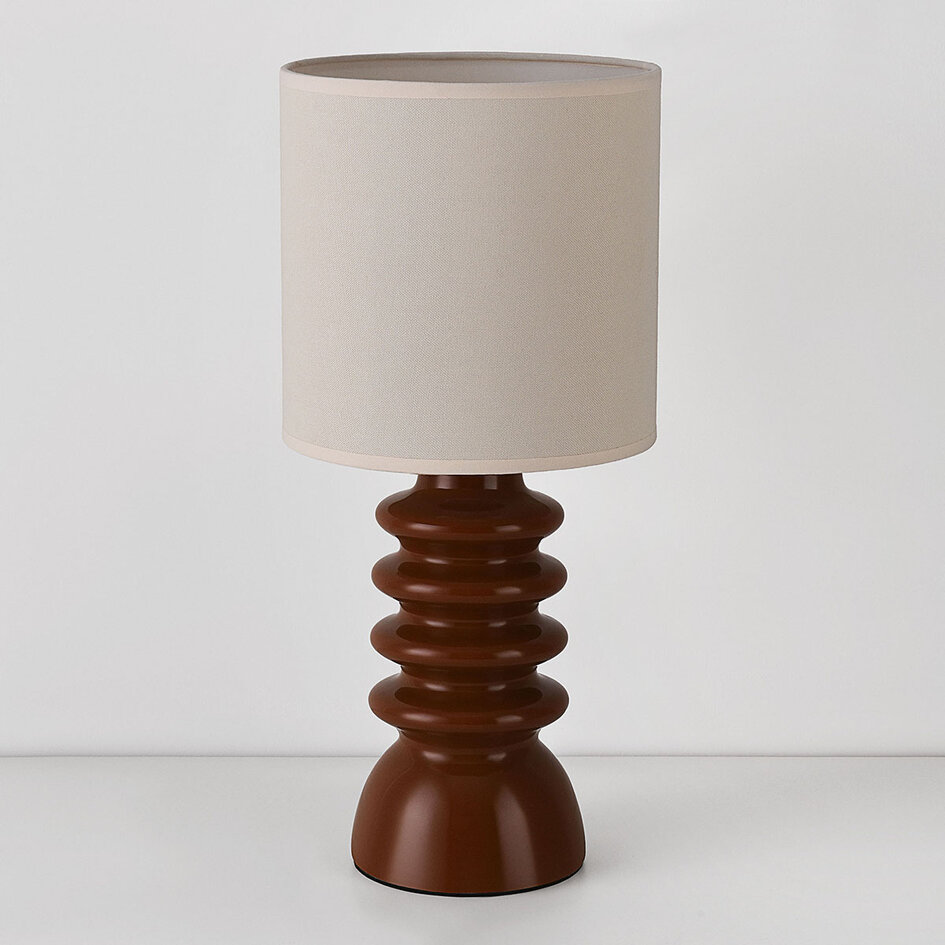 Bordslampa Seyra i brun keramik med tygskärm i beige
