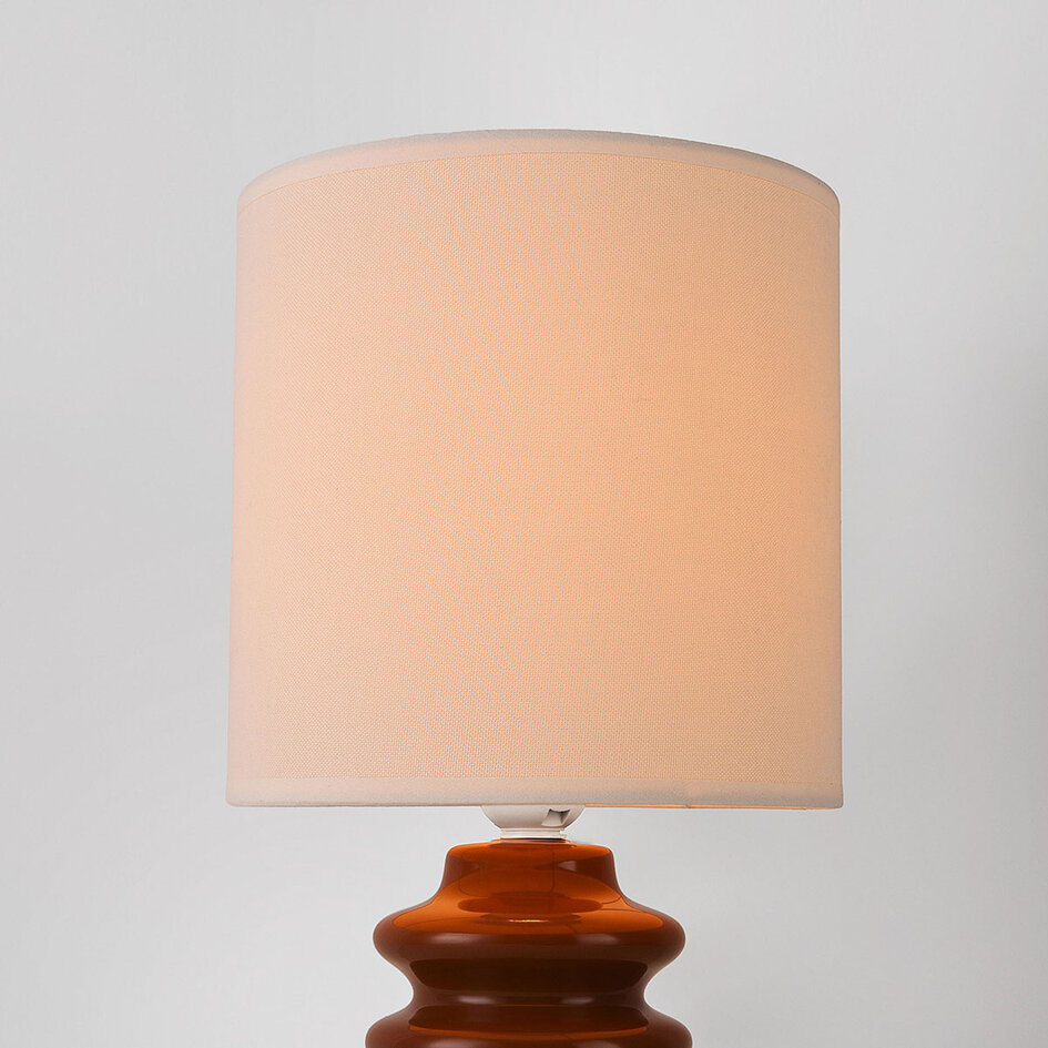Bordslampa Seyra i brun keramik med tygskärm i beige