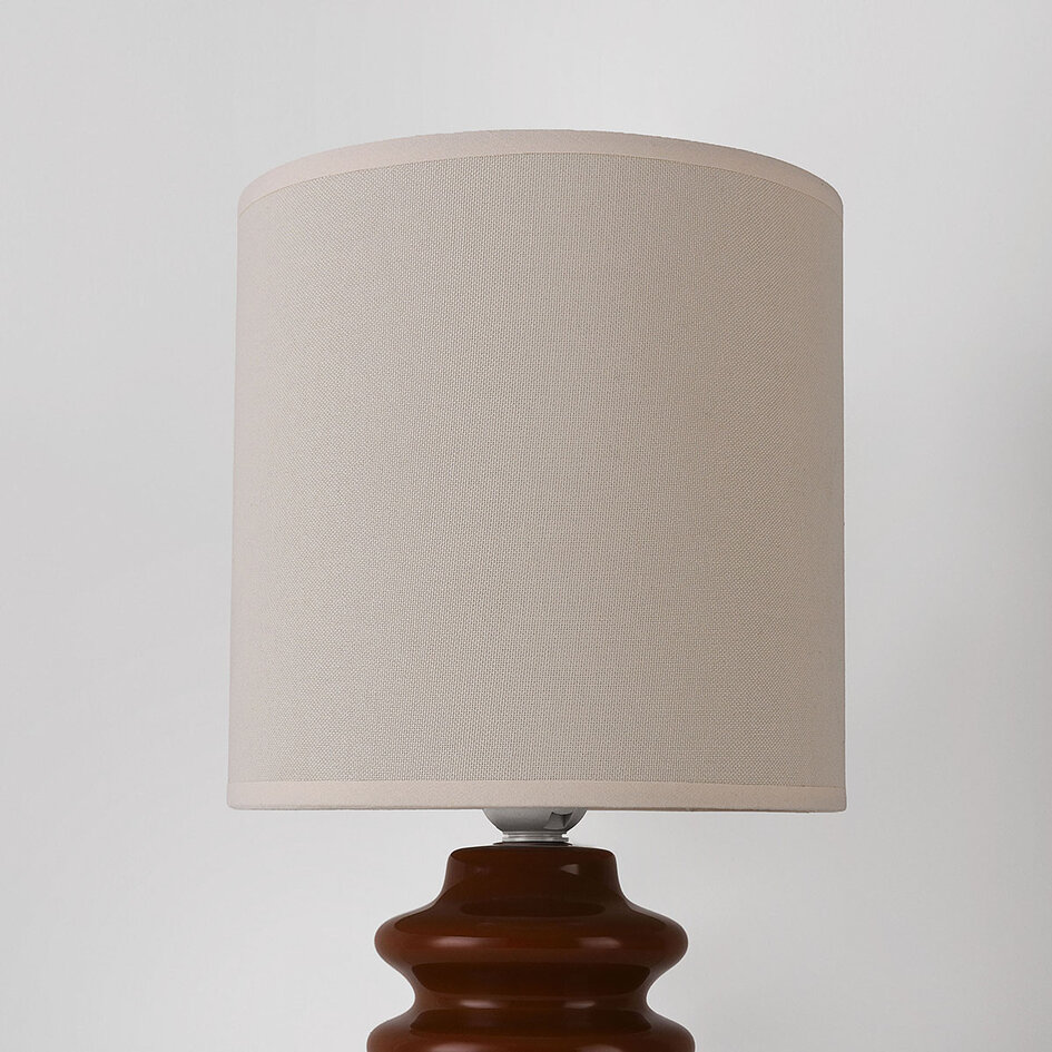 Bordslampa Seyra i brun keramik med tygskärm i beige