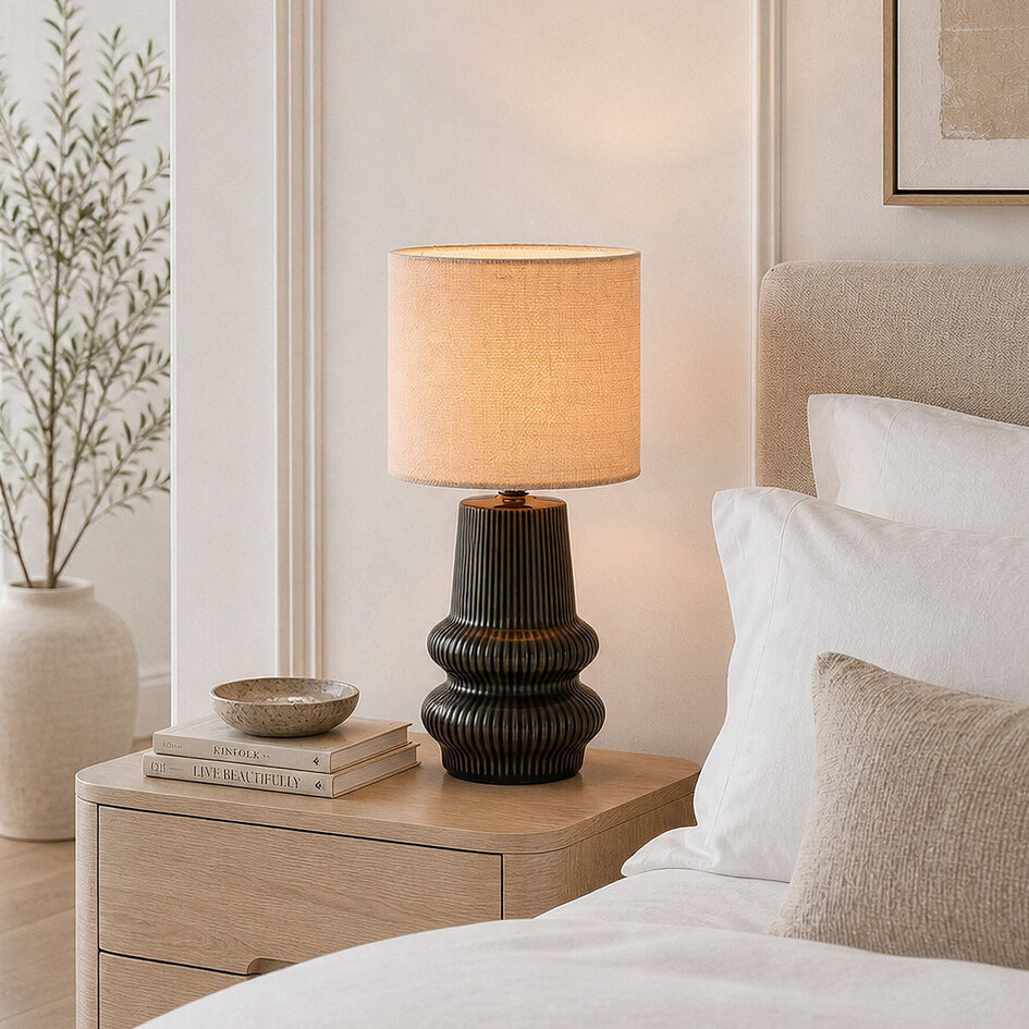 Bordslampa Ayra i antracit keramik med tygskärm i beige