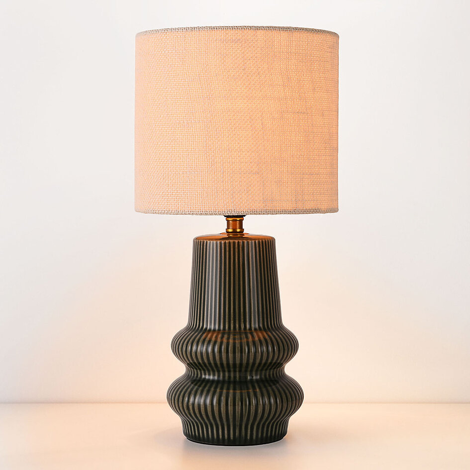 Bordslampa Ayra i antracit keramik med tygskärm i beige
