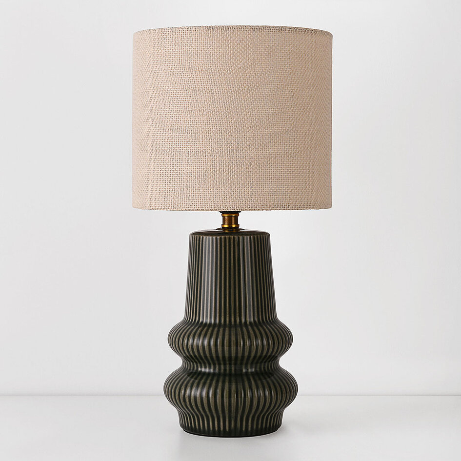 Bordslampa Ayra i antracit keramik med tygskärm i beige
