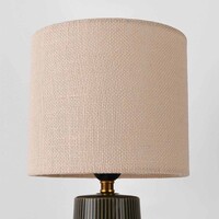 Bordslampa Ayra i antracit keramik med tygskärm i beige