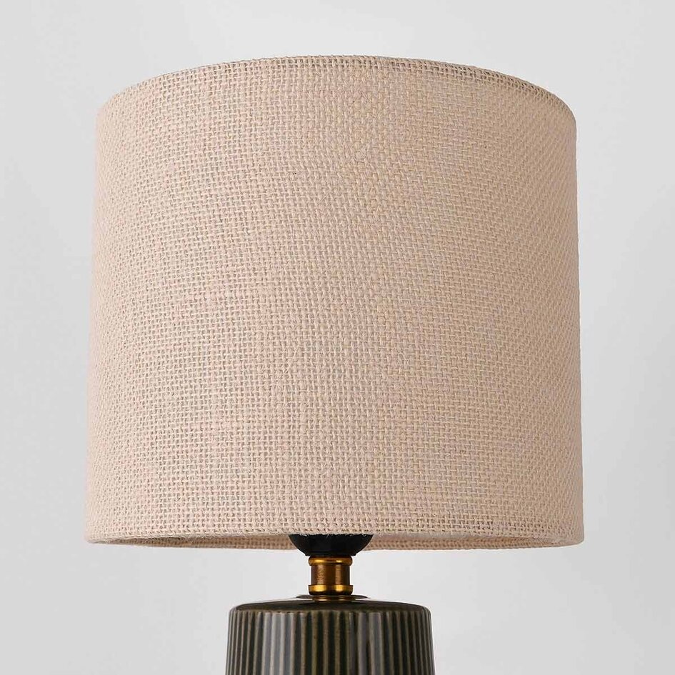 Bordslampa Ayra i antracit keramik med tygskärm i beige