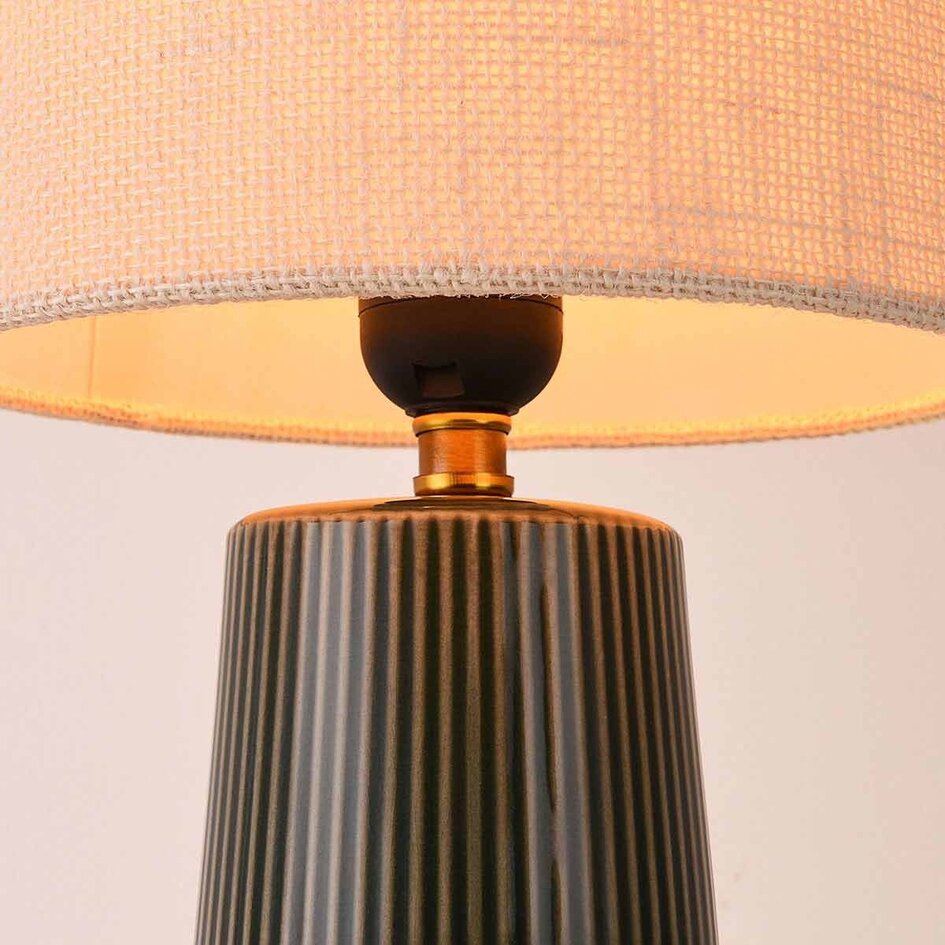 Bordslampa Ayra i antracit keramik med tygskärm i beige
