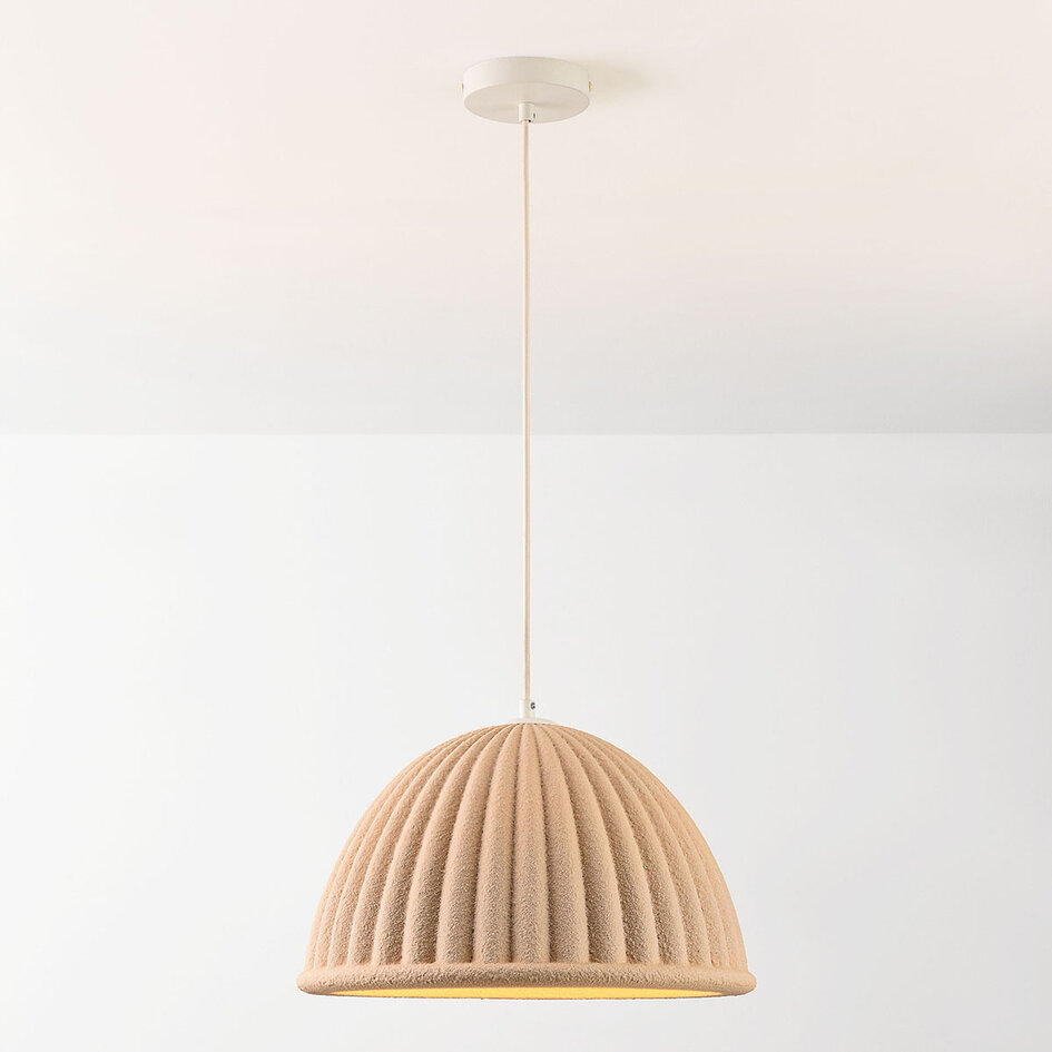 Pendellampa Hyske med räfflad skärm i sandbeige
