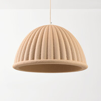 Pendellampa Hyske med räfflad skärm i sandbeige