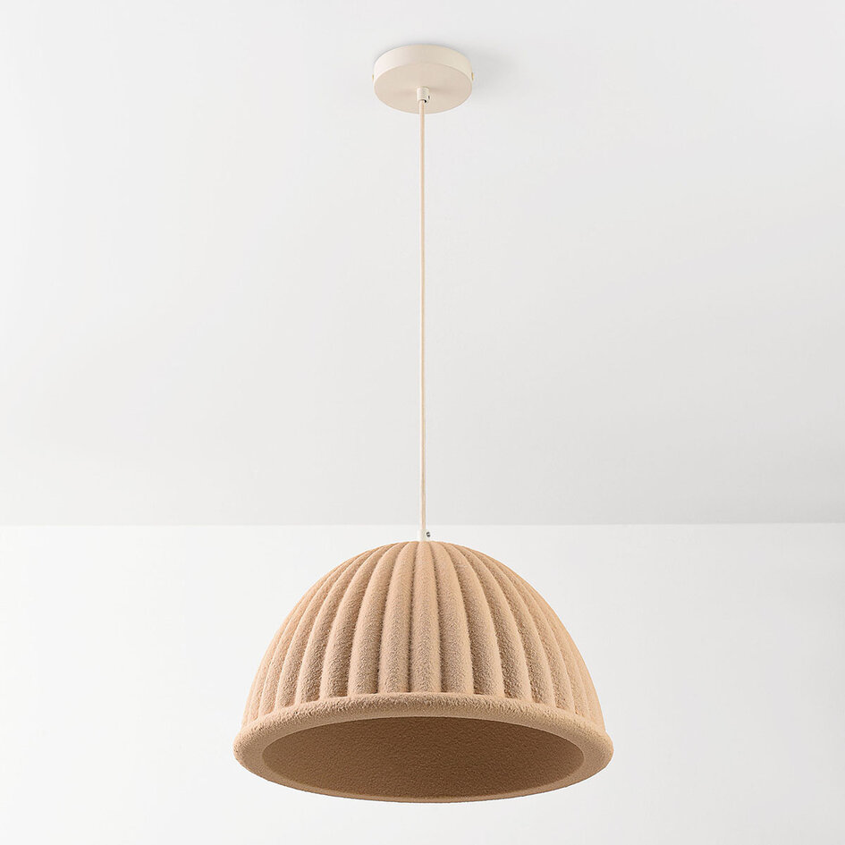 Pendellampa Hyske med räfflad skärm i sandbeige