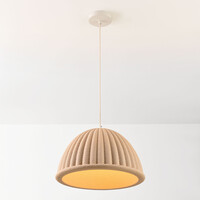 Pendellampa Hyske med räfflad skärm i sandbeige
