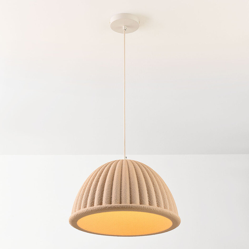 Pendellampa Hyske med räfflad skärm i sandbeige