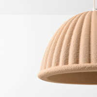 Pendellampa Hyske med räfflad skärm i sandbeige