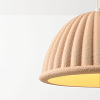 Pendellampa Hyske med räfflad skärm i sandbeige