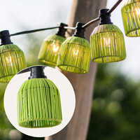 Lampslinga-set inklusive skärmar i grön rottinglook, finns med olika LED-lampor