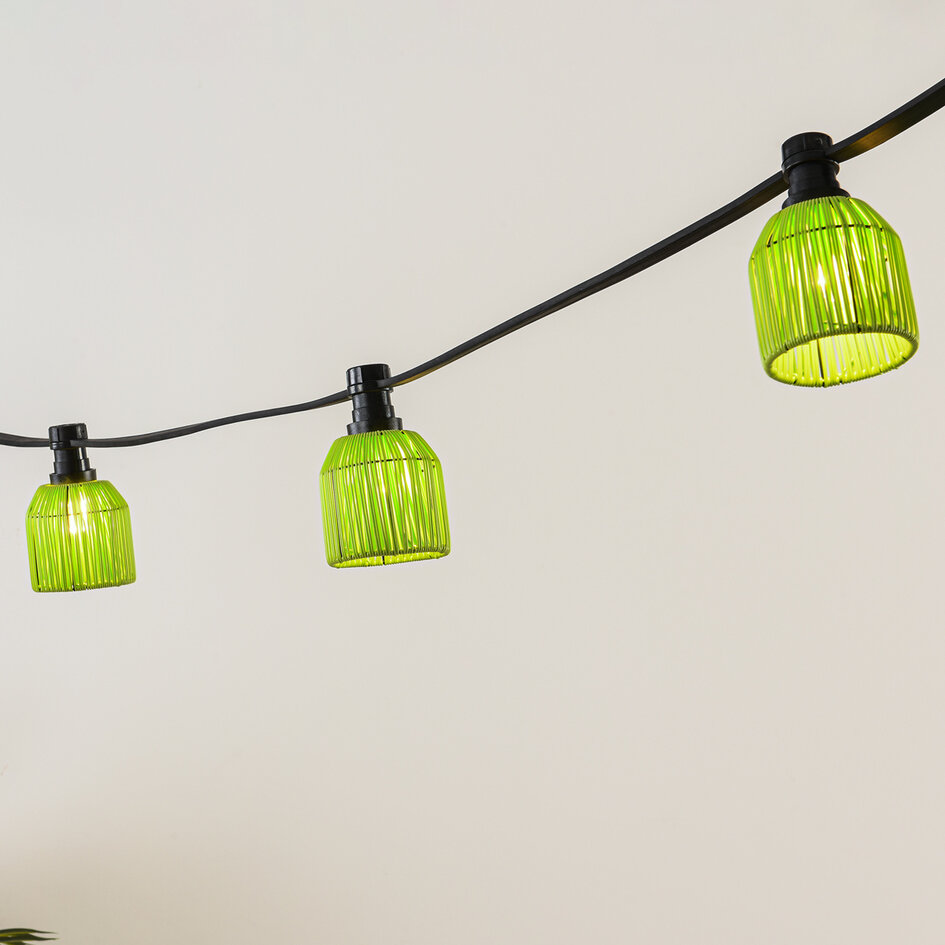 Lampslinga-set inklusive skärmar i grön rottinglook, finns med olika LED-lampor
