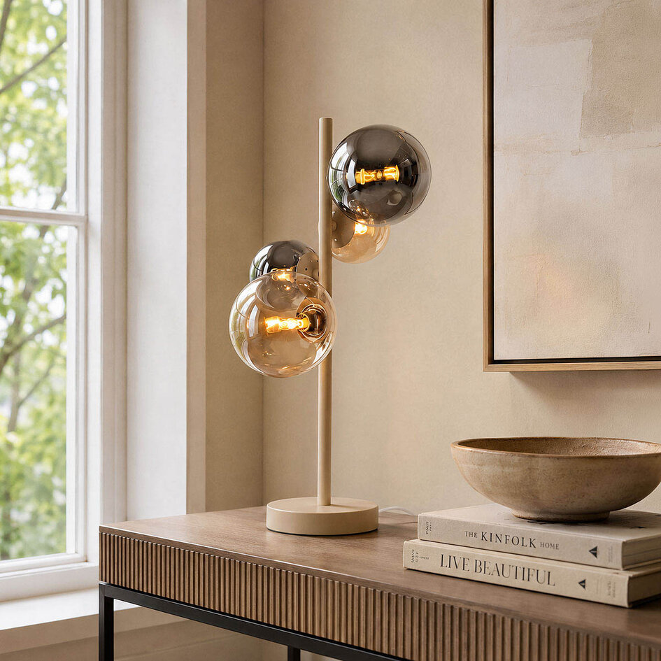 Bordslampa Tessera beige med fyra glaskulor i bärnsten och rök
