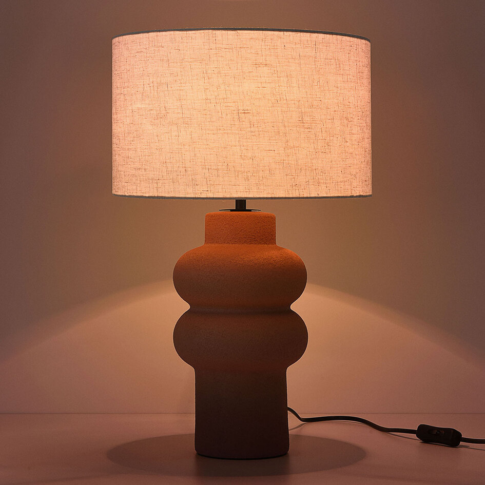 Bordslampa Sasha i skulptural keramik i varm brun med linneskärm