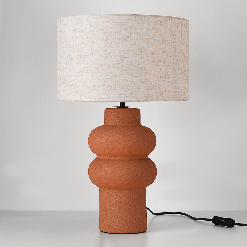 Bordslampa Sasha i skulptural keramik i varm brun med linneskärm