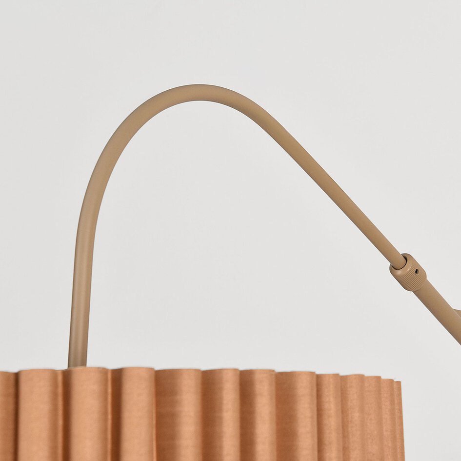 Vägglampa Catharina, justerbar arm med veckad skärm i taupe