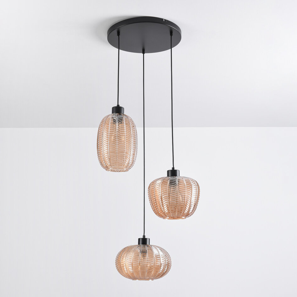 Pendellampa Kaca med tre lampor - svart med amberfärgat glas och textur