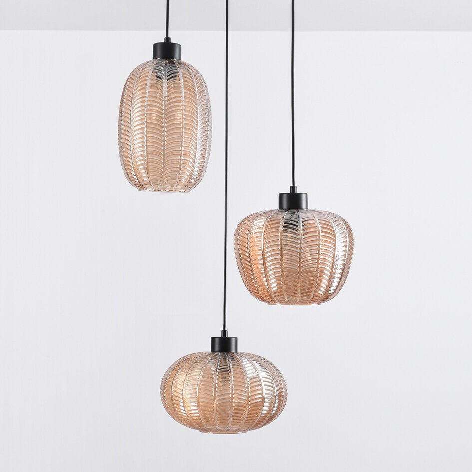 Pendellampa Kaca med tre lampor - svart med amberfärgat glas och textur