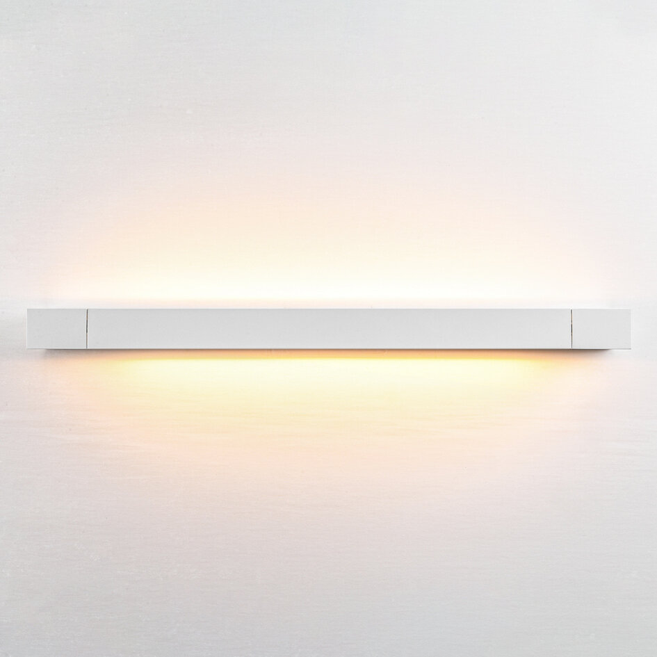 Vridbar vägglampa Sirle 60 cm i vitt