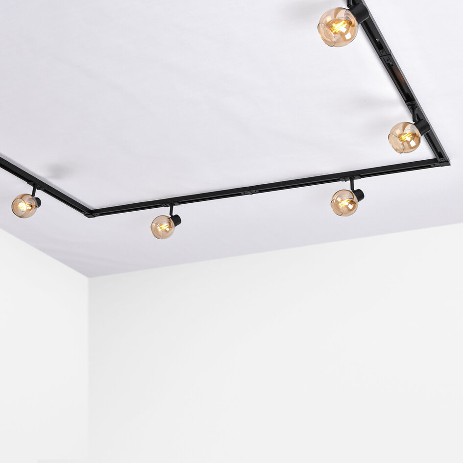 Set med 1-fas skensystem på 1,5 meter och Melle-spotlights, amberfärgat glas