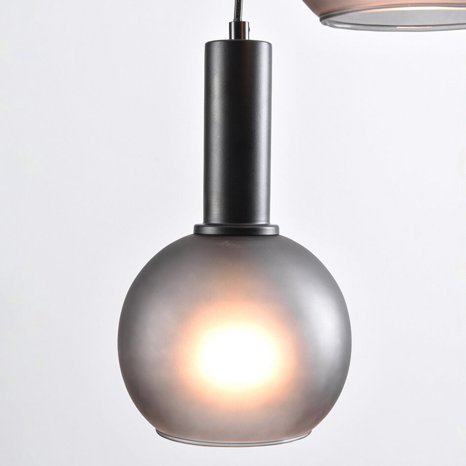 Pendellampa Brinati med tre lampor - grått frostat glas
