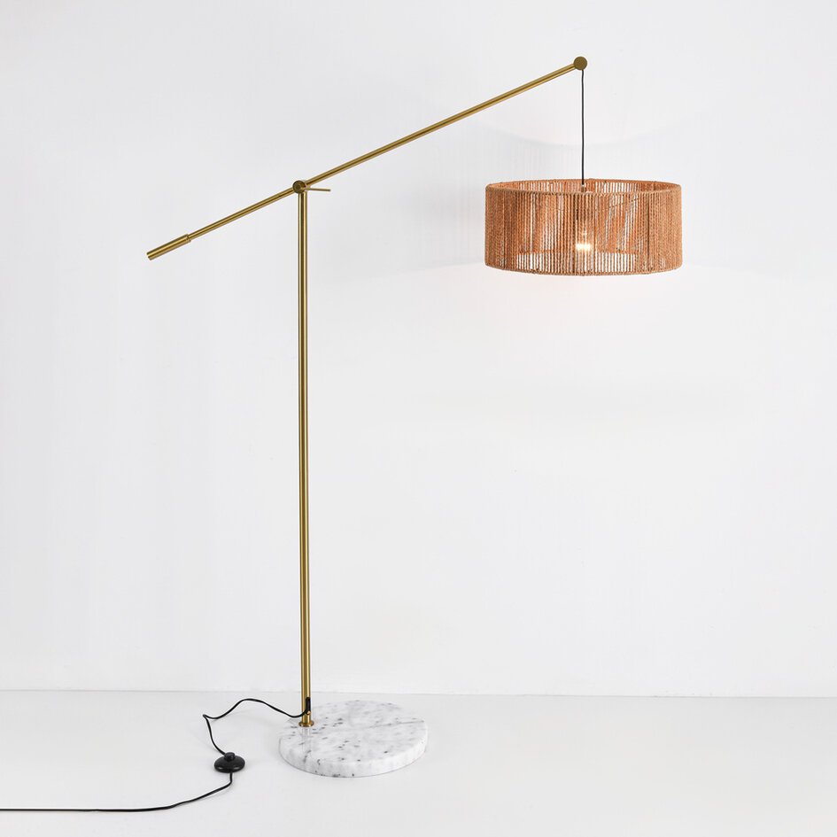Golvlampa Bask ställbar med naturskärm - mässing