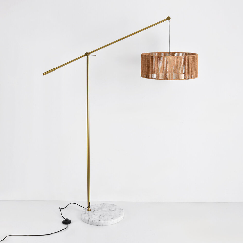 Golvlampa Bask ställbar med naturskärm - mässing