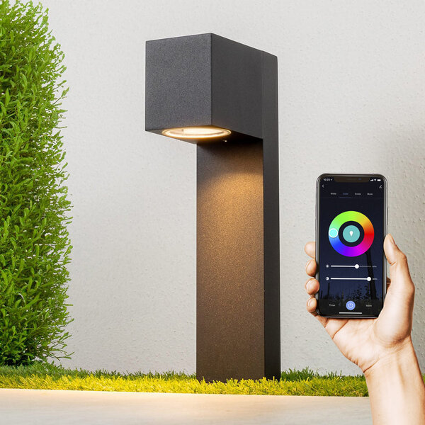Smart stående utomhuslampa Simone med kvadratiskt huvud - 30 cm svart med 4,9W wifi-LED-lampa och Tuya Smart-app