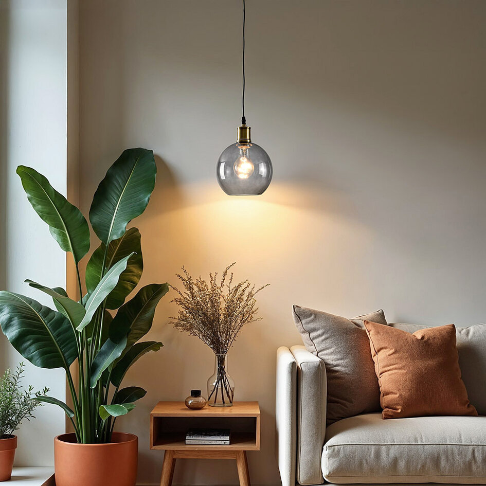 Pendellampa Liya med en lampa i rökgrått glas, variant 2