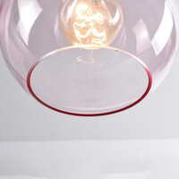 Pendellampa Liya med en lampa i rött glas, variant 1