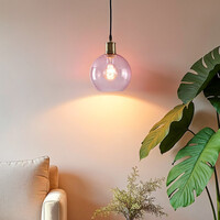 Pendellampa Liya med en lampa i rött glas, variant 2