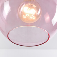 Pendellampa Liya med en lampa i rött glas, variant 2