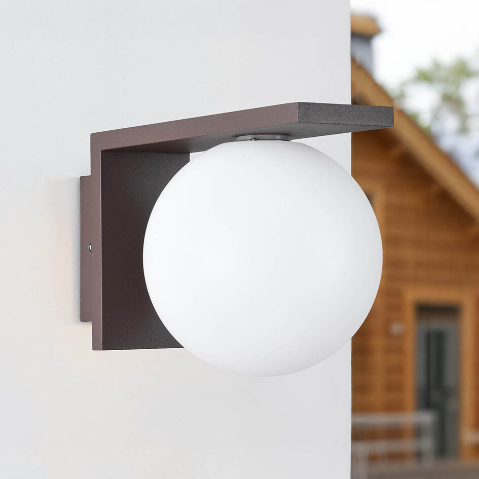 Utomhusvägglampa Luna - brun med mjölkvit kupa
