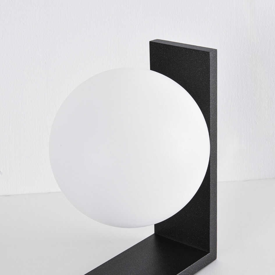 Stående utomhuslampa Mesia med mjölkvit kupa - antracit