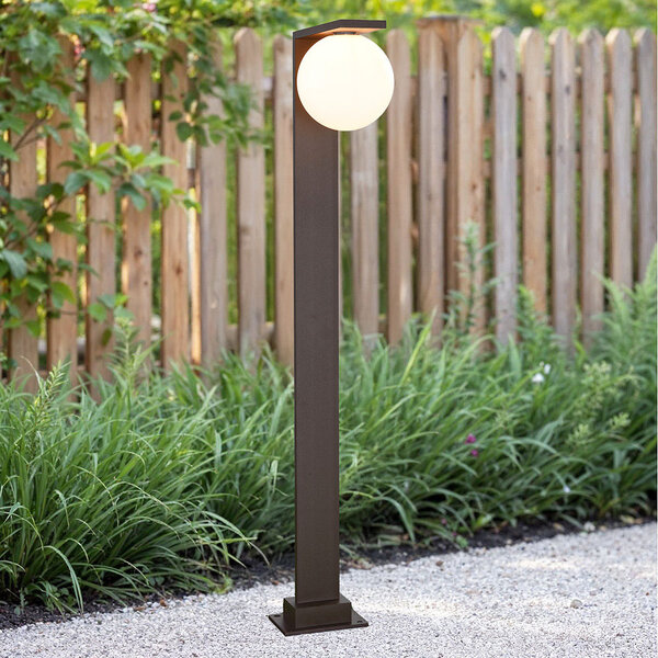 Stående utomhuslampa Mesia med mjölkvit kupa - brun