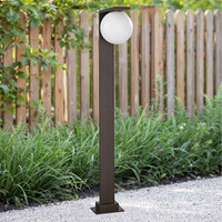 Stående utomhuslampa Mesia med mjölkvit kupa - brun
