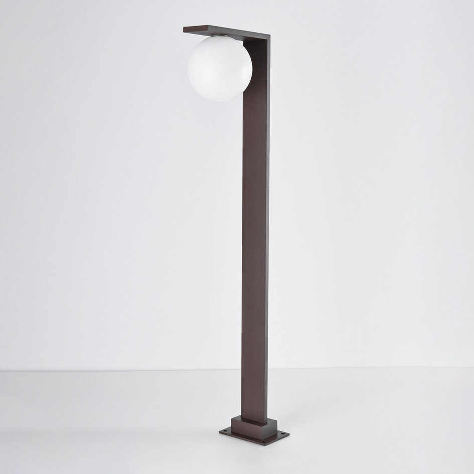 Stående utomhuslampa Mesia med mjölkvit kupa - brun