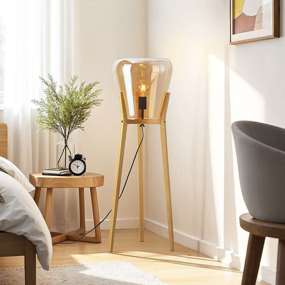 Golvlampa Ditta i trä med amberfärgat glas