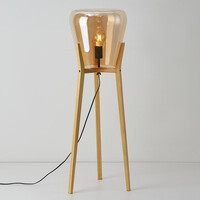 Golvlampa Ditta i trä med amberfärgat glas