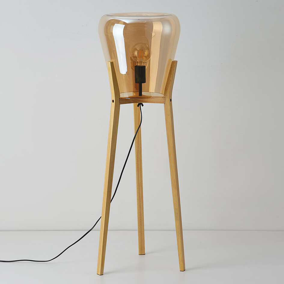 Golvlampa Ditta i trä med amberfärgat glas